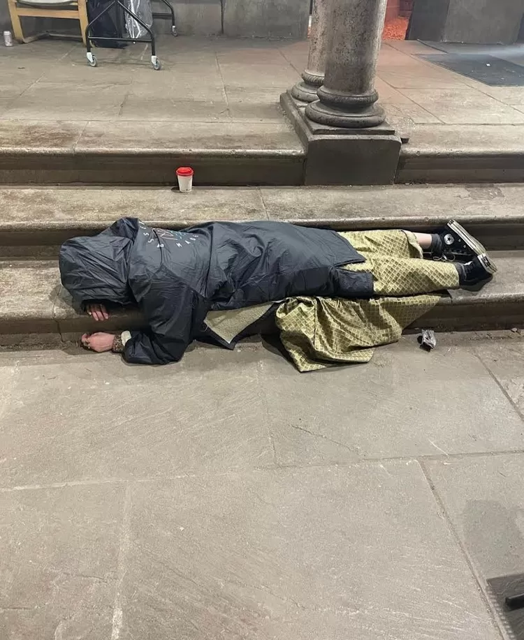 Potret seorang pemain yang kelelahan, tidur begitu saja di lantai. Behind The Scene House Of The Dragon Season 1