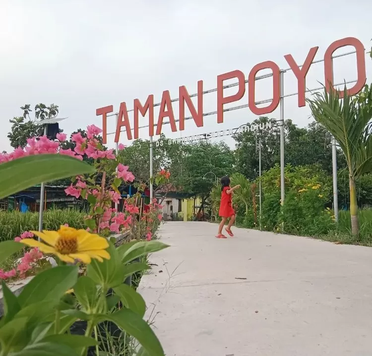 Salah satu inspirasi spot terbaik di Taman Poyo Desa Banaran Geger Madiun adalah dibawah ikon/tulisan Taman Poyo