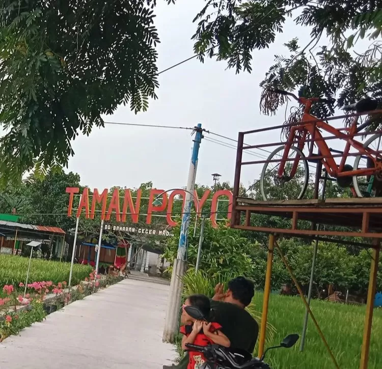 Salah satu inspirasi spot terbaik di Taman Poyo Desa Banaran Geger Madiun adalah dibawah start sepeda gantung