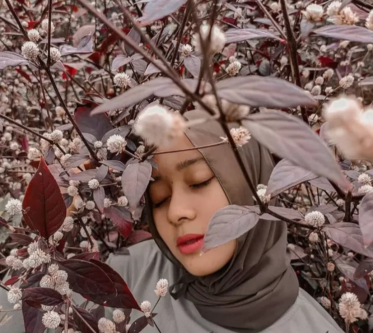 Top spot foto keren dan terbaik di destinasi wisata alam Mloko Sewu Ponorogo adalah spot di rerimbunan bunga