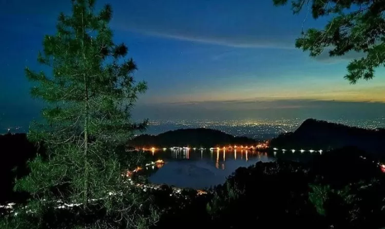 Top spot foto keren dan terbaik di destinasi wisata alam Mloko Sewu Ponorogo adalah view kerlap-kerlip lampu Telaga Ngebel dari ketinggian di malam hari 