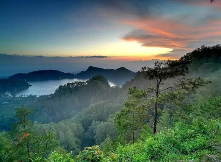 Top spot foto keren dan terbaik di destinasi wisata alam Mloko Sewu Ponorogo adalah senja Mloko Sewu 