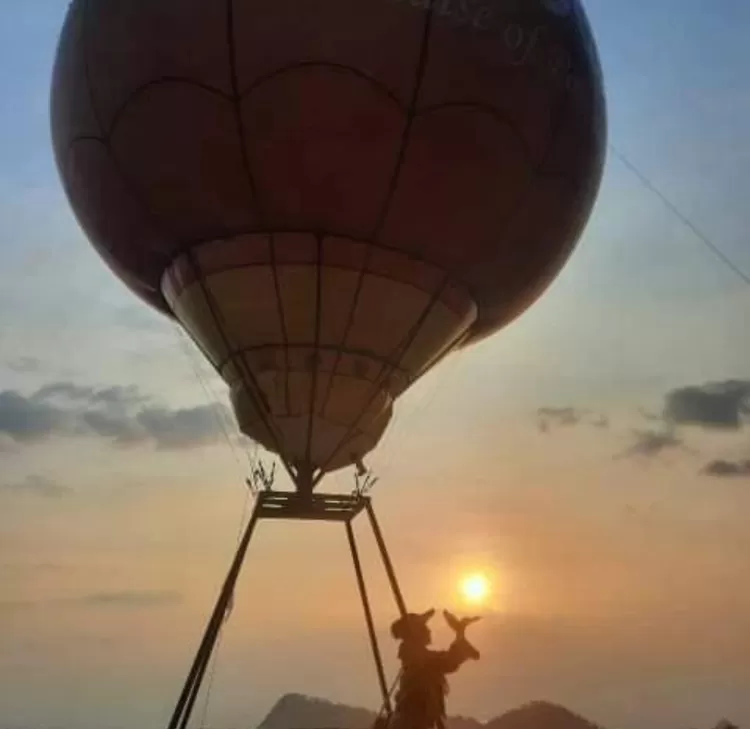 Salah satu pose foto kece di ikon balon udara destinasi wisata alam Mloko Sewu Ponorogo yaitu pose foto saat sunset 