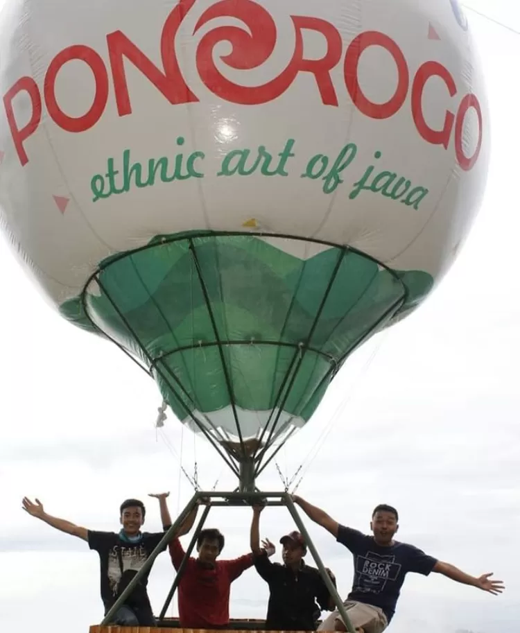 Salah satu pose foto kece di ikon balon udara destinasi wisata alam Mloko Sewu Ponorogo yaitu pose foto rame-rame