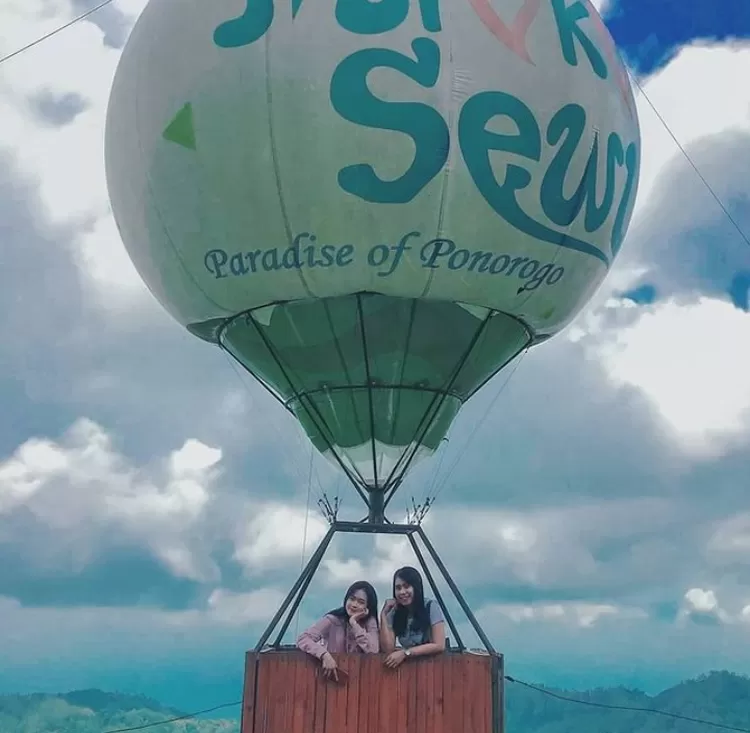 Salah satu pose foto kece di ikon balon udara destinasi wisata alam Mloko Sewu Ponorogo yaitu pose foto bareng bestie saat cerah