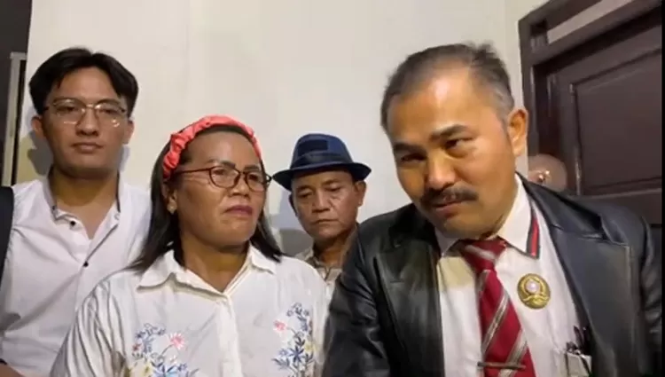 Kamarudin Simanjuntak bersama keluarga Brigadir J saat menjawab pertanyaan soal sidang lanjutan pembunuhan Brigadir J oleh Ferdy Sambo