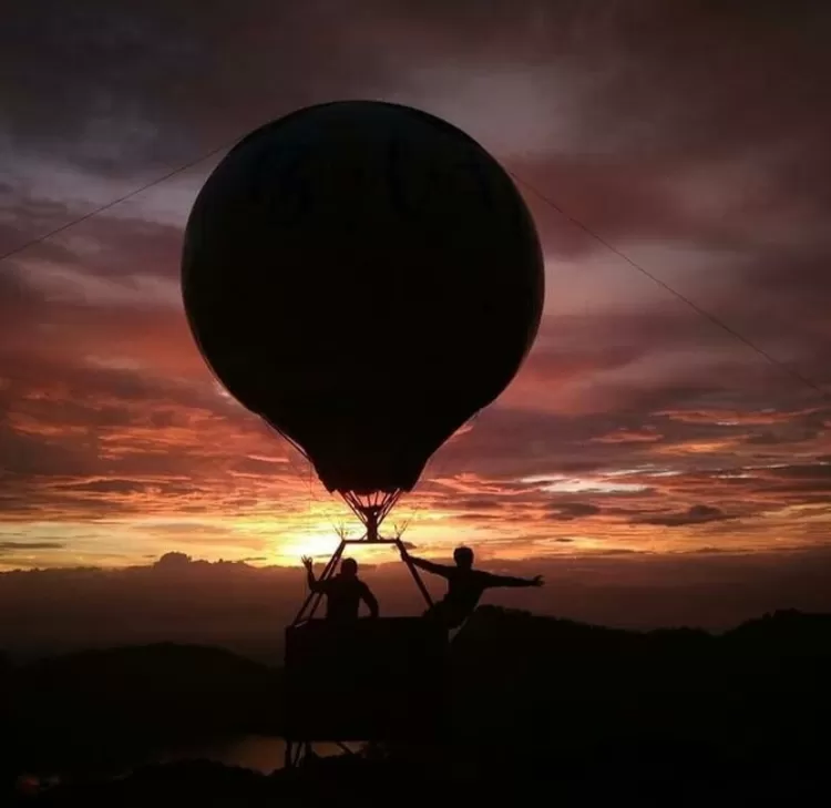 Salah satu pose foto kece di ikon balon udara destinasi wisata alam Mloko Sewu Ponorogo yaitu pose foto bareng kawan saat sunset
