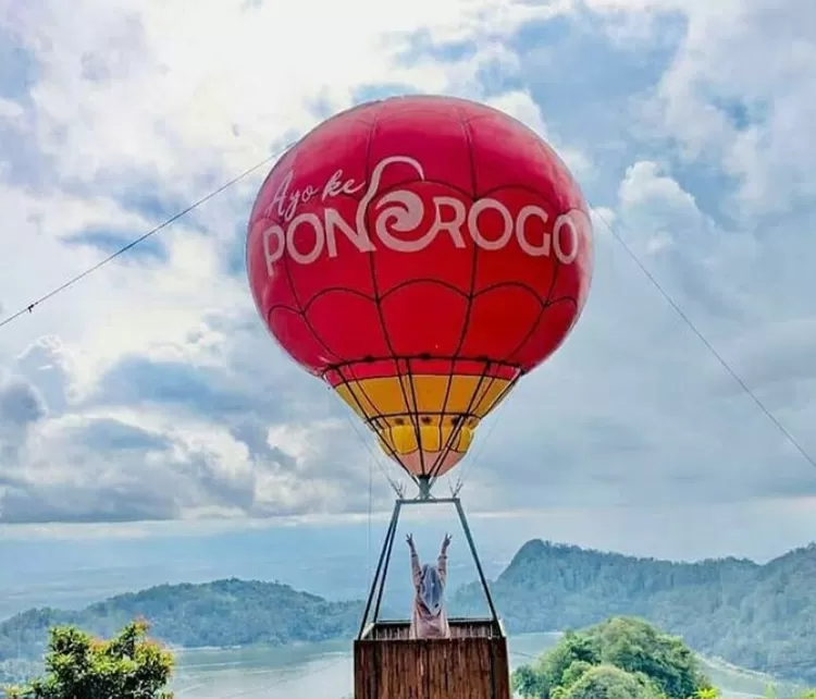 Salah satu pose foto kece di ikon balon udara destinasi wisata alam Mloko Sewu Ponorogo yaitu pose foto dari belakang saat cerah