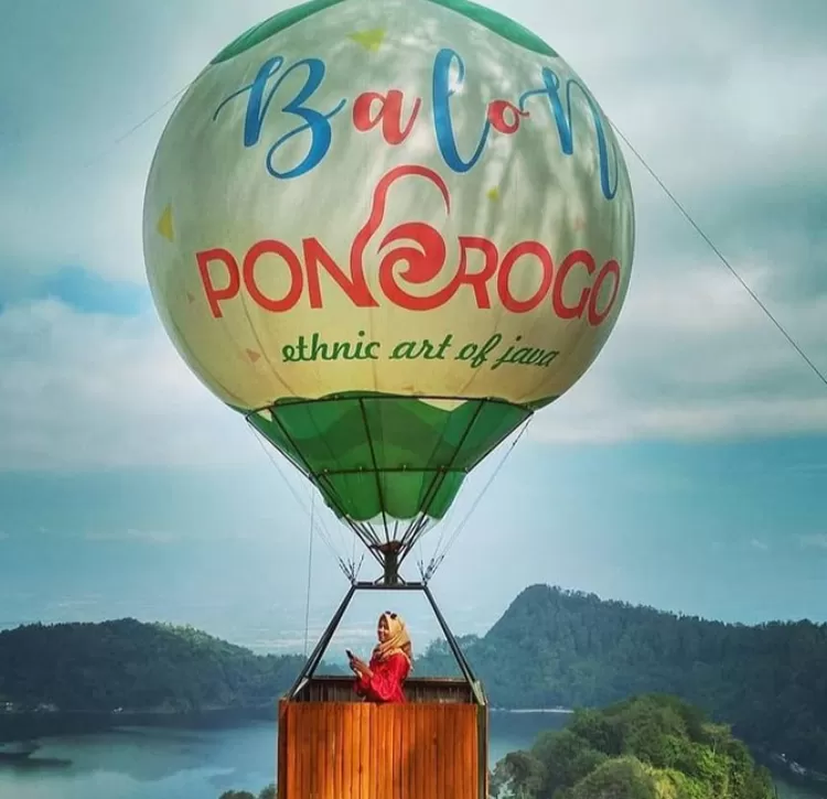 Salah satu pose foto kece di ikon balon udara destinasi wisata alam Mloko Sewu Ponorogo yaitu pose foto solo saat cerah close up