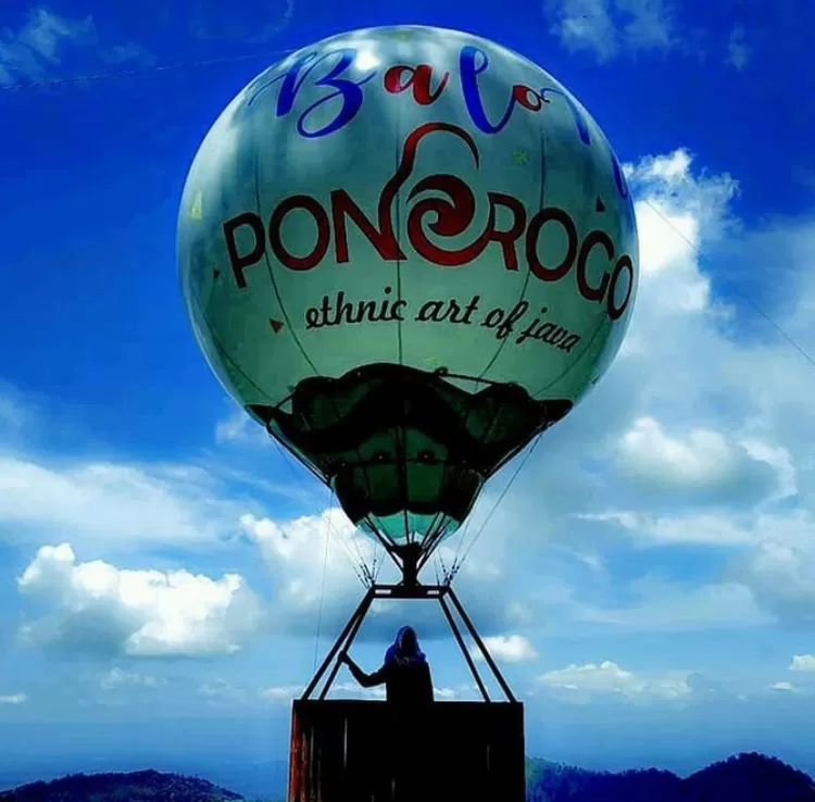 Salah satu pose foto kece di ikon balon udara destinasi wisata alam Mloko Sewu Ponorogo yaitu pose foto solo sisi gelap membelakangi cahaya