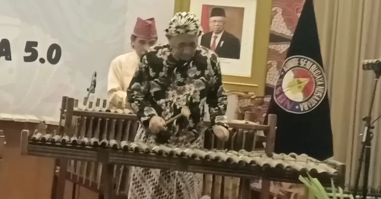 Ketua Umum DPP KSBN Hendardji Soepandji menunjukkan kebolehannya memainkan alat musik toel angklung dalam penampilan Orkestra Musik Nusantara yang mengiringi lagu daerah O Ina Ni Keke dan Dondong Opo Salak
