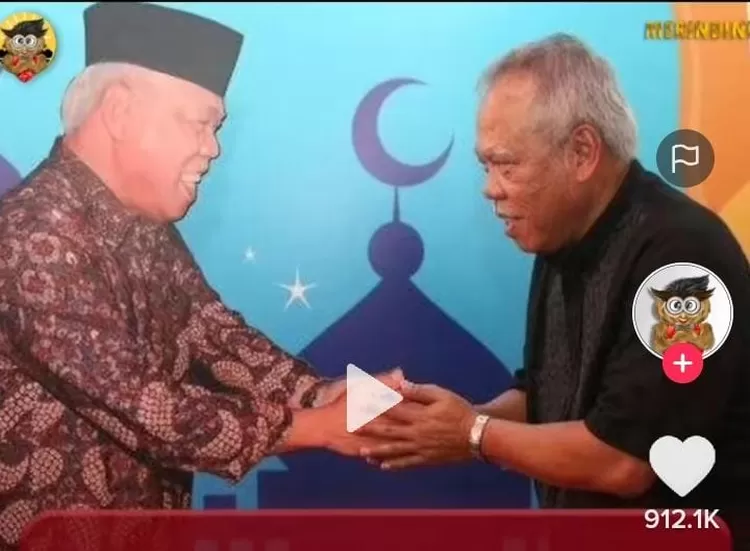 Menteri PUPR Basuki tengah bersalaman dengan banner.