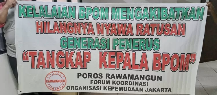Sejumlah masa dari Forum Komunikasi Pemuda Poros Rawamangun membentangkan spanduk  saat  demonstrasi damai di halaman  kantor BPOM, Jakarta, Kamis (3/11/2022).