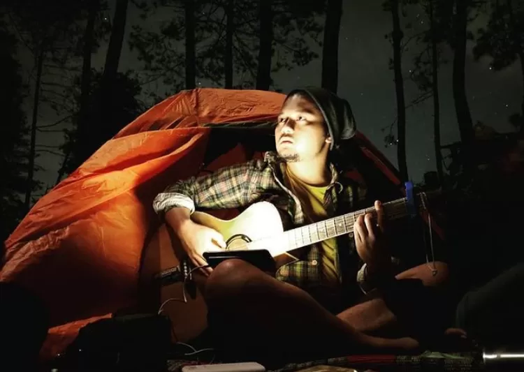 Salah satu spot foto keren dan terbaik di destinasi wisata alam Mloko Sewu adalah camping dan gitar di malam hari