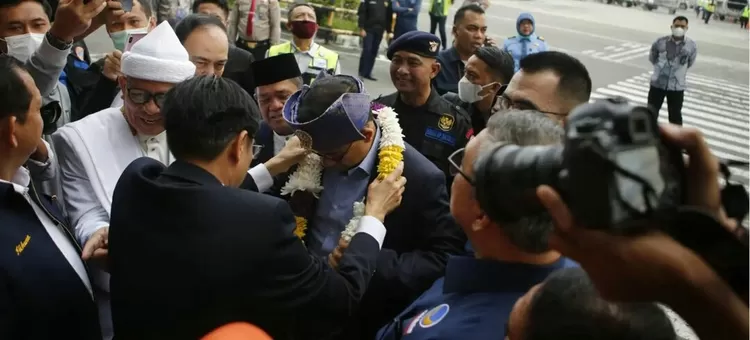 pengalungan bunga oleh Ketua DPW Nasdem Sumatera Utara, Iskandar ST.