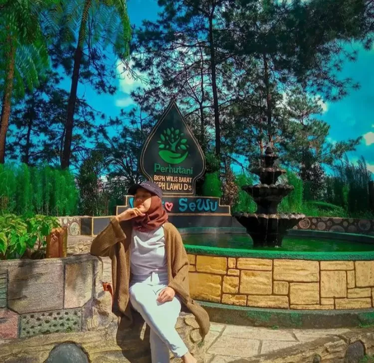 Salah satu inspirasi potret unik dan menarik di destinasi wisata alam Mloko Sewu Ponorogo adalah di taman dan kolam ikon Mloko Sewu 