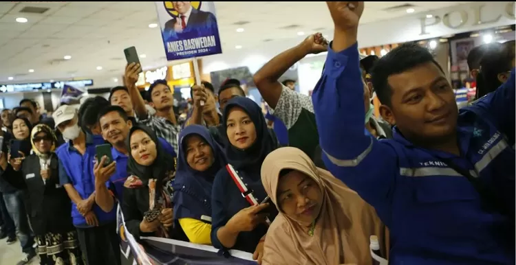 para relawan IndonesiAnis menyambut kedatangan Anies capres Nasdem.