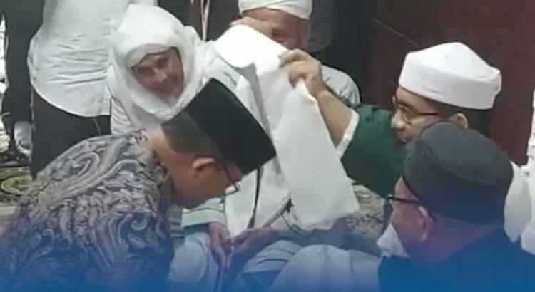 Anies menerima sorban putih dari Tuan Guru Babussalam 