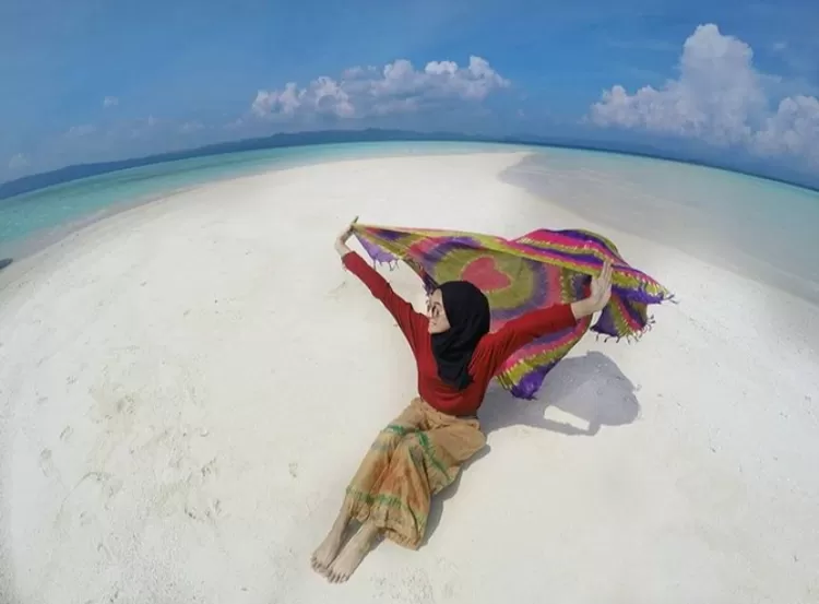  Menikmati suasana di pantai Pasir Timbul