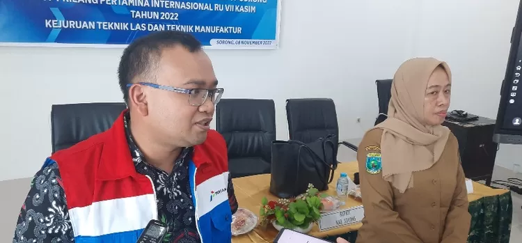Manager PT KPI Unit VII Kasim - Yusuf Mansyur -  Kiri. Dr. Wa Ode Lekiwati  Staf Ahli Bidang SDM  Bupati Sorong - Kanan.