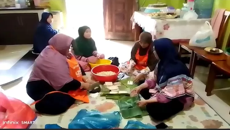 Para relawan meracik makanan siap santap untuk 23.000an korban banjir di Aceh Tamiang.