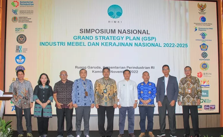 Di Simposium Nasional Himpunan Industri Mebel dan Kerajinan Indonesia (HIMKI), Dirjen Putu membuka ruang kerja sama dengan HIMKI untuk penyusunan kurikulum bersama 