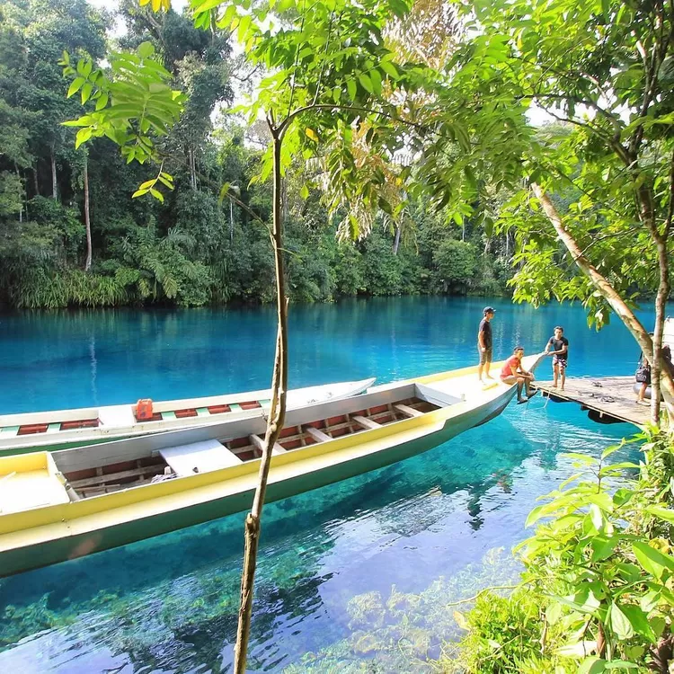 Danau Labuan Cermin, salah satu tempat wisata di Kalimantan Timur
