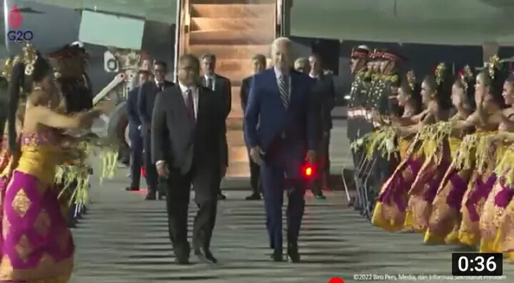 Presiden AS Joe Biden tiba di Bali, disambut tarian tradisional.