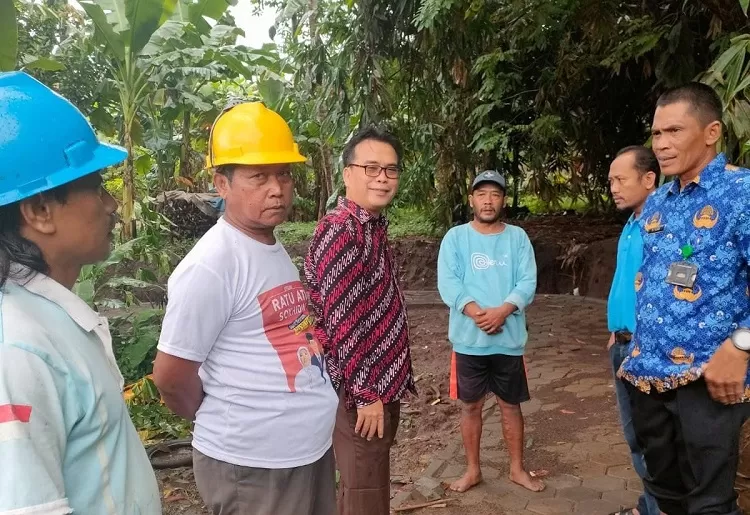 bersama pelaksana Hasbi Sidik pantau pelaksanaan pembangunan paving block