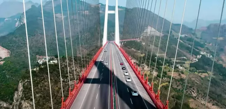 Jembatan yang menghubungkan ibi kota Proponsi Yunan dengan desa yang berada di pegunungan