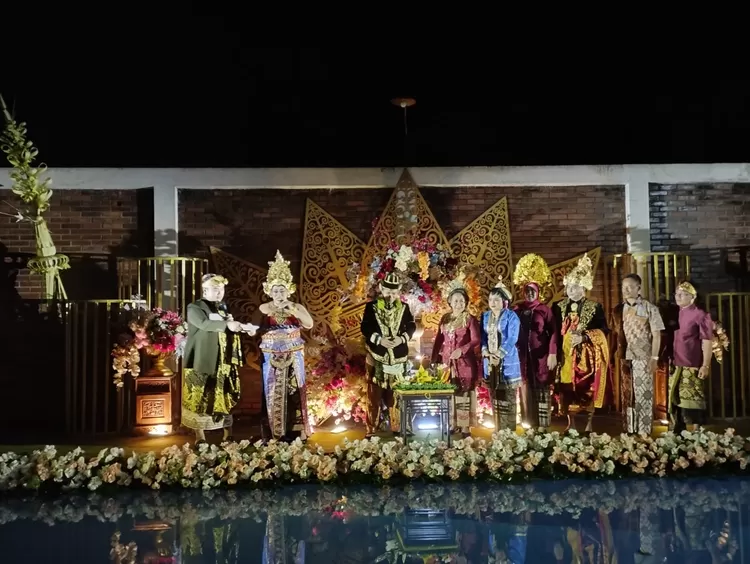 Seluruh tamu menggunakan pakaian pengantin adat dari seluruh Indonesia.