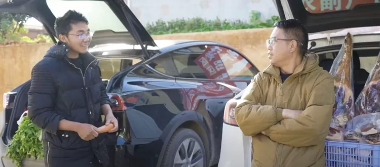 Penduduk desa Panzhiga memanfaatkan bagasi mobil Tesla untuk berjualan daging