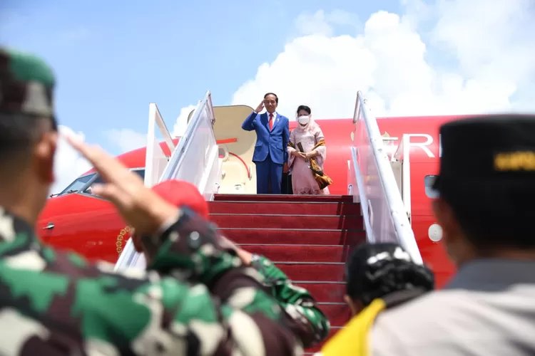Jokowi dan Ibu Negara Bertolak Ke Thailand Hadiri APEC