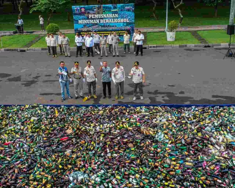 Pemusnahan 14.447 botol miras oleh Satpol PP DKI Jakarta, Jumat (18/11/2022).
