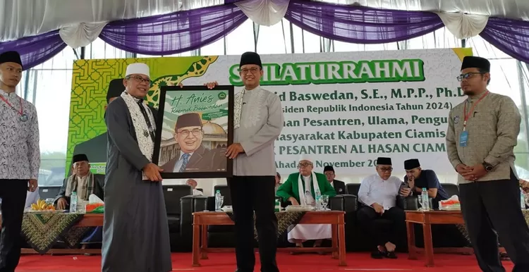 (Insert foto1: Pimpinan PonPes Al Hasan memberikan cindera mata berupa lukisa kepada Anies Capres Nasdem