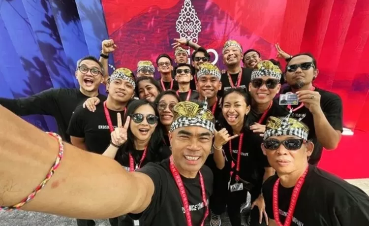 (Insert foto2: Eko Pece bersama beberapa penari Welcoming Dinner KTT G20