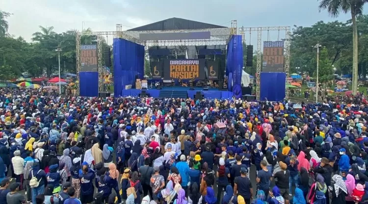 (Insert foto1: Panggung.acara jalan.sehat Nasdem di Alun-Alun Ciamis dipadati oleh warga dan relawan