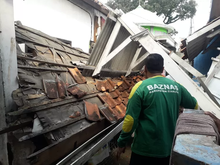 Bergerak cepat Tim BTB membantu evakuasi  rumsh yang roboh akibat gempa Cianjur.