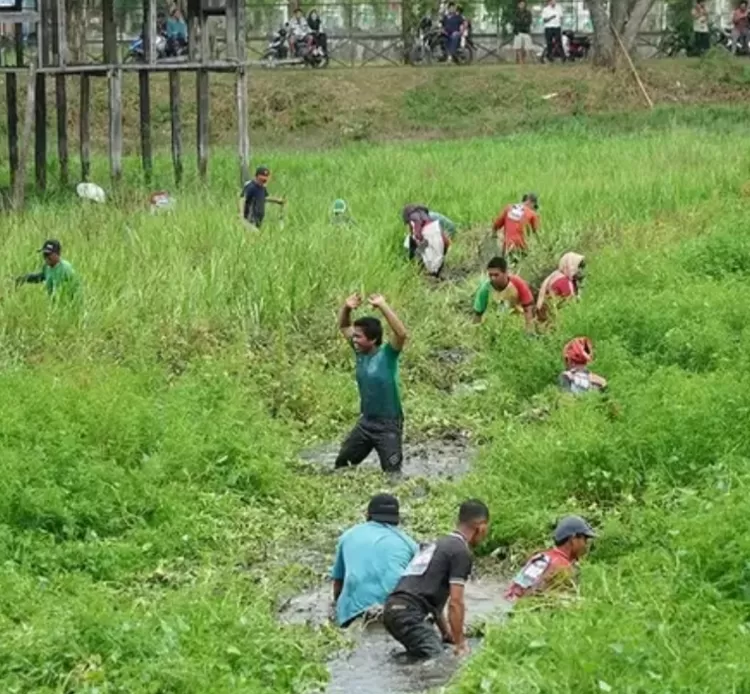Inilah Keseruan Lomba Tradisi Bekarang Basamo di Batang Hari&nbsp;