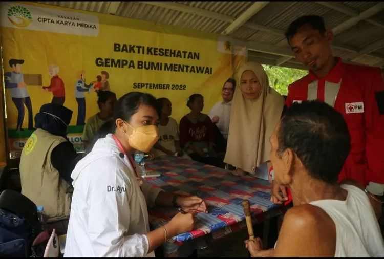 Aksi layanan kesehatan Tim Yellow Clinic yang diterjunkan di lokasi bencana gempa di Siberut Barat, ⁵Kepulauan Mentawai, Provinsi Sumatera Barat 