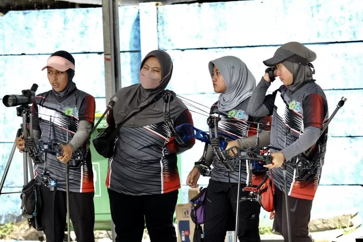 Urut dari kiri Syahara Khoerunisa Bu Ria (official) Virny Virginia Andyny Mayesha Alayna Hermanto - Foto: Henry Lukmanul Hakim