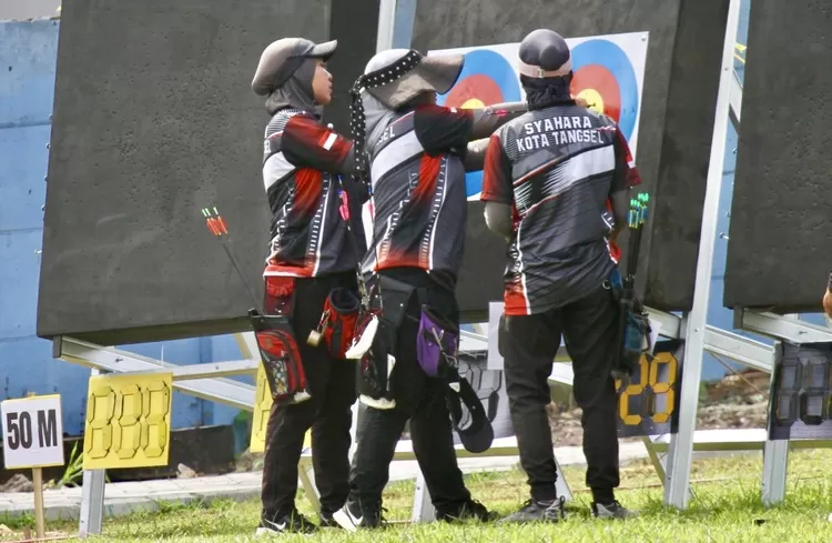 Tim beregu Panahan putri Tangsel (kiri ke kanan) Mayesha Alayna Hermanto, Virny Virginia Andyny, dan Syahara Khoerunisa Foto: Henry Lukmanul Hakim