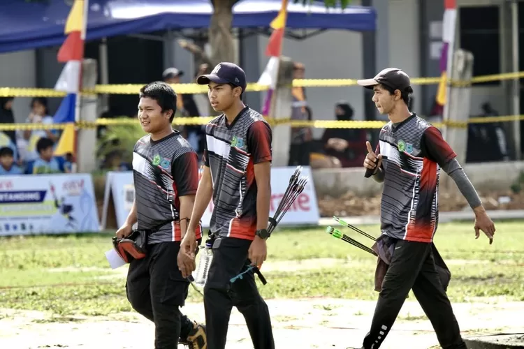 Tim pemanah beregu Tangerang Selatan Naufal Wadid, Danara Handaja, dan Muhammad Gibran Kartiko ketika melihat papan angka - Foto: Henry Lukmanul Hakim