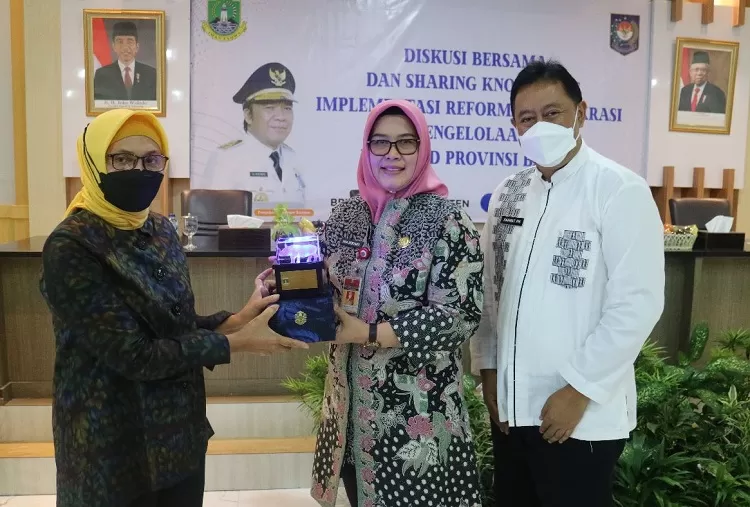 Kepala BPKAD Banten menerima simbolis plakat dari rombongan mahasiswa IPDN