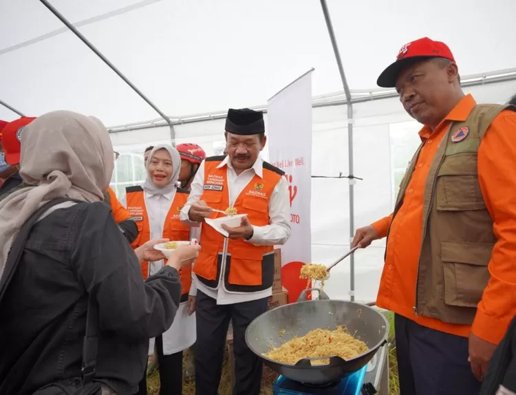 Ketua Baznas RI Noir Achmad mencicipi makanan yang disajikan kepada pengungsi di tenda pengungsian korban gempa Cianjur.