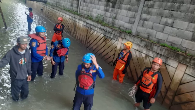 Tim Diskar PB Kota Bandung dan Basarnas masih berusaha keras melakukan pencarian seorang anak yang diduga terseret arus Sungai Neglasari - Terusan Cinambo.