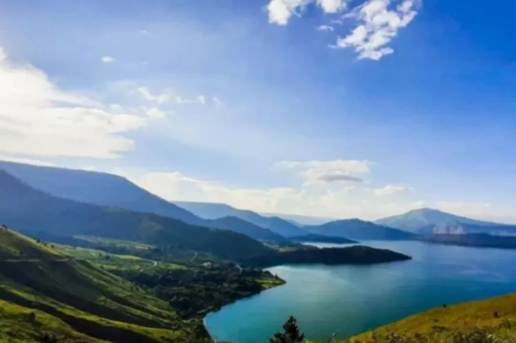 Bukit Holbung, tempat wisata yang dapat terlihat Danau Toba dari ketinggian yang sangat mempesona