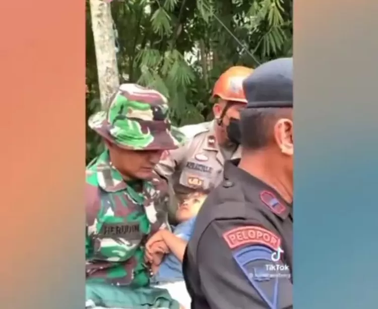 Capture foto dari Instagram @brownis_ttv yang menunjukkan Aska dievakuasi menggunakan motor oleh prajurit TNI