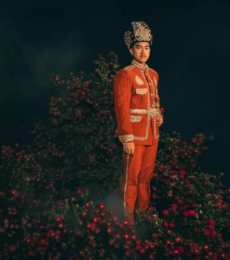 Capture foto dari Instagram @kaesangp yang menunjukkan unggahan Kaesang Pangarep menggunakan baju adat Gorontalo ketika prewedding.