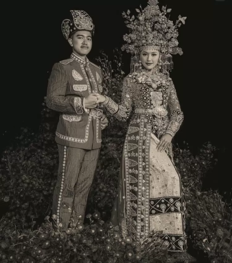 Capture foto dari Instagram @erinagudono yang menunjukkan unggahan Erina Gudono yang membagikan foto prewedding adat Gorontalo versi hitam putih.